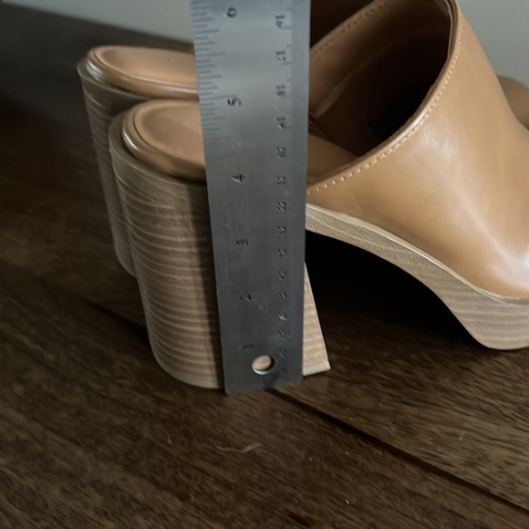 Universal Thread - tan - easy on 9.5 - Picture 9 of 9